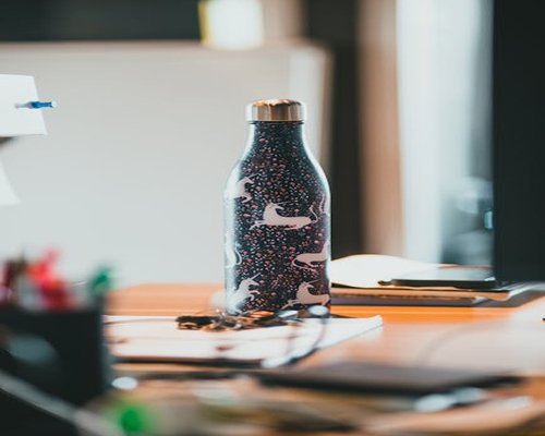 ऑफिस डेस्क पर पानी की बोतल